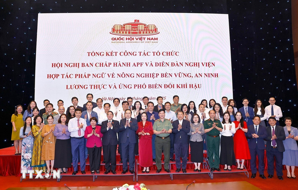 Chủ tịch Quốc hội Trần Thanh Mẫn với đại biểu cuộc họp tổng kết công tác tổ chức Hội nghị Ban Chấp hành APF. (Ảnh: Doãn Tấn/TTXVN)