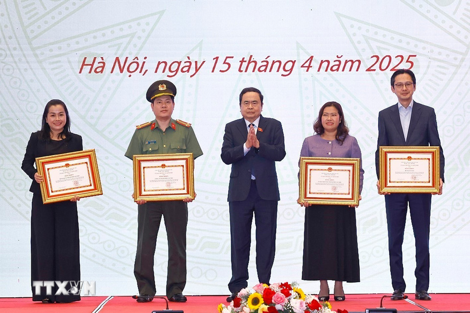 Chủ tịch Quốc hội Trần Thanh Mẫn trao Trao Bằng khen của Ủy ban Thường vụ Quốc hội cho các tập thể có thành tích xuất sắc trong công tác tham mưu tổ chức Hội nghị. (Ảnh: Doãn Tấn/TTXVN)