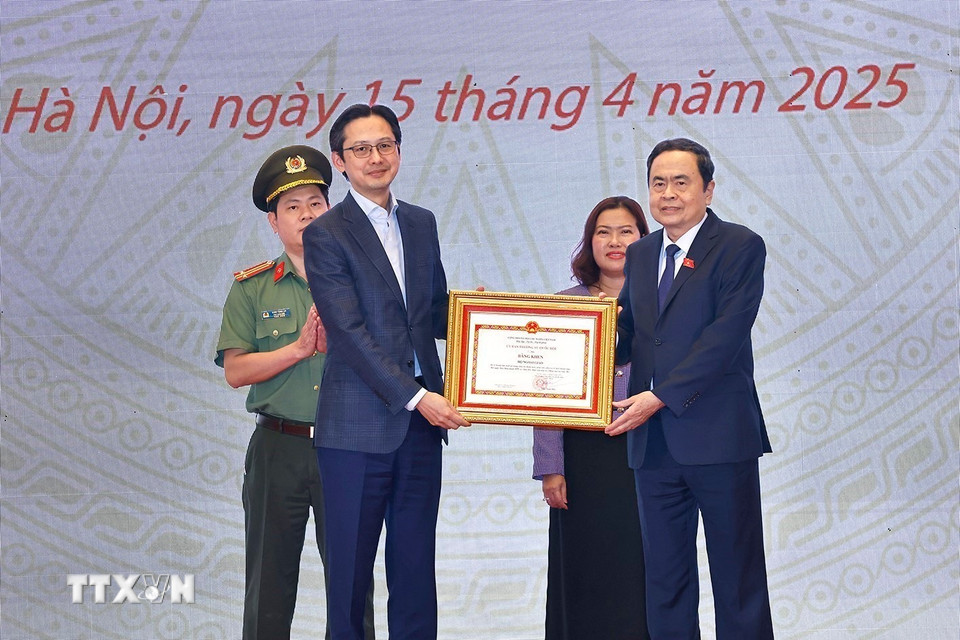 Chủ tịch Quốc hội Trần Thanh Mẫn trao Trao Bằng khen của Uỷ ban Thường vụ Quốc hội cho các tập thể có thành tích xuất sắc trong công tác tham mưu tổ chức Hội nghị. (Ảnh: Doãn Tấn/TTXVN)