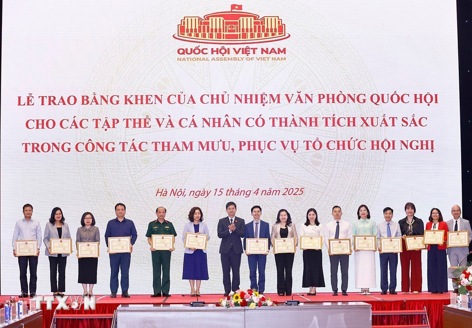 Tổng Thư ký Quốc hội, Chủ nhiệm Văn phòng Quốc hội Lê Quang Tùng Trao Bằng khen cho các tập thể, cá nhân có thành tích xuất sắc trong công tác tham mưu, phục vụ tổ chức Hội nghị. (Ảnh: Doãn Tấn/TTXVN)