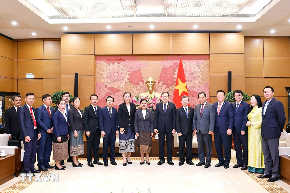 Chủ tịch Quốc hội Trần Thanh Mẫn với đại biểu. (Ảnh: Doãn Tấn/TTXVN)