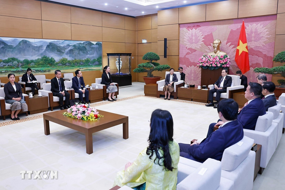 Chủ tịch Quốc hội Trần Thanh Mẫn tiếp bà Viengthong Siphandon, Chánh án Tòa án Nhân dân tối cao Lào. (Ảnh: Doãn Tấn/TTXVN)