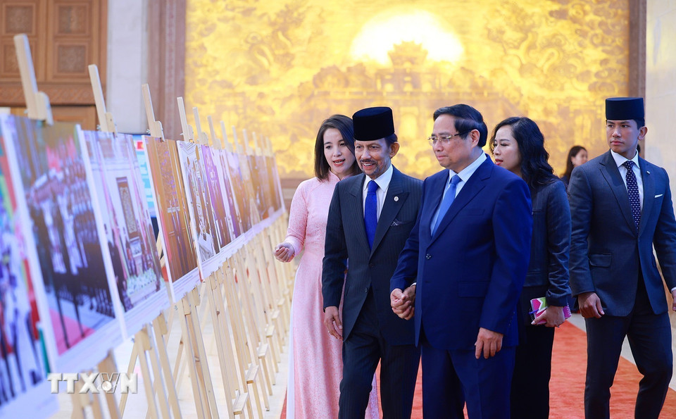 Thủ tướng Phạm Minh Chính và Quốc vương Brunei Darussalam Haji Hassanal Bolkiah tham quan trưng bày ảnh về quan hệ hợp tác giữa hai nước do Thông tấn xã Việt Nam thực hiện. (Ảnh: Dương Giang/TTXVN)
