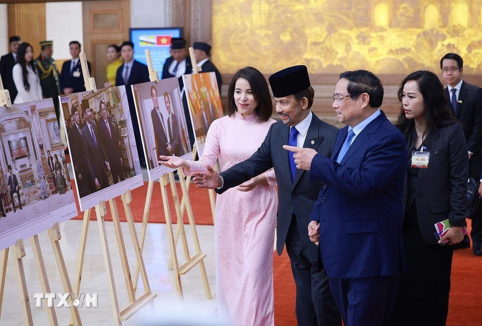 Thủ tướng Phạm Minh Chính và Quốc vương Brunei Darussalam Haji Hassanal Bolkiah tham quan trưng bày ảnh về quan hệ hợp tác giữa hai nước do Thông tấn xã Việt Nam thực hiện. (Ảnh: Dương Giang/TTXVN)