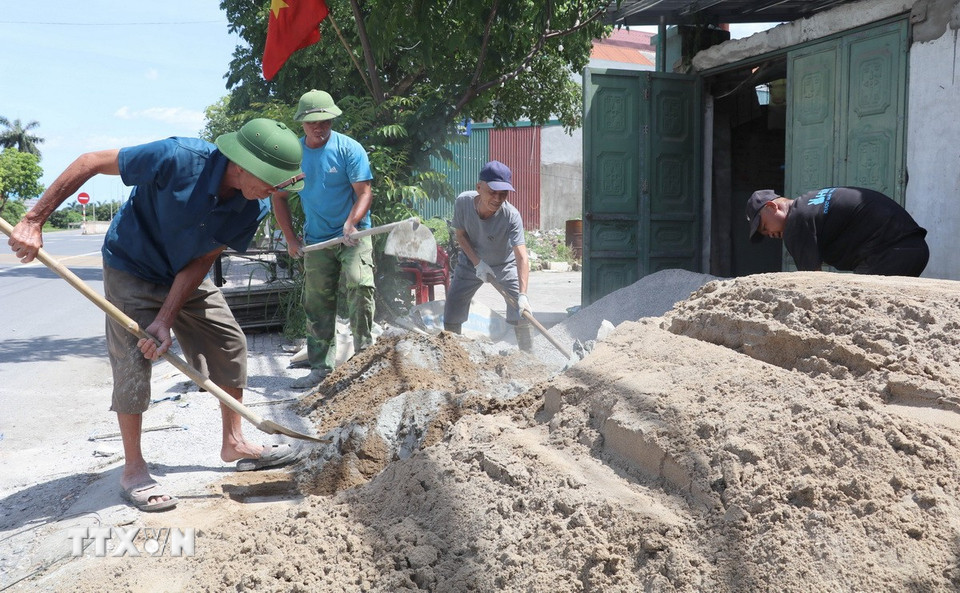 Người lao động vất vả mưu sinh dưới thời tiết nắng nóng kéo dài tại khu vực phường Ninh Phong, thành phố Hoa Lư, tỉnh Ninh Bình. (Ảnh: Thùy Dung/TTXVN)