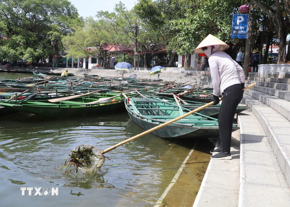 Lái đò Khu du lịch Tam Cốc-Bích Động, thành phố Hoa Lư, tỉnh Ninh Bình làm việc dưới thời tiết nắng nóng kéo dài. (Ảnh: Thùy Dung/TTXVN)