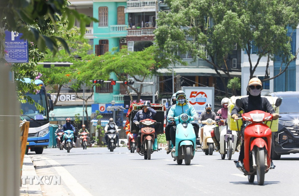 Trưa 2/6/2025, thời điểm nắng gay gắt nhất trong ngày với nhiệt độ đo được mặt đường tại Hà Nội là trên 50 độ C. (Ảnh: Lê Đông/TTXVN)