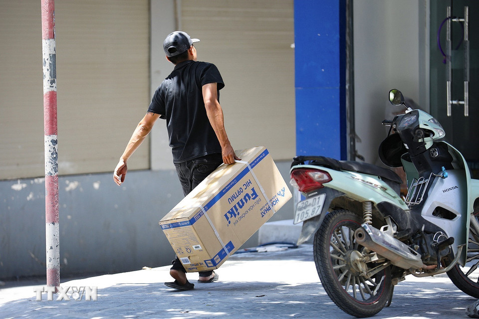 Người dân thành phố Hòa Bình mua điều hòa lắp trong ngày nắng nóng cao độ. (Ảnh: Trọng Đạt/TTXVN)