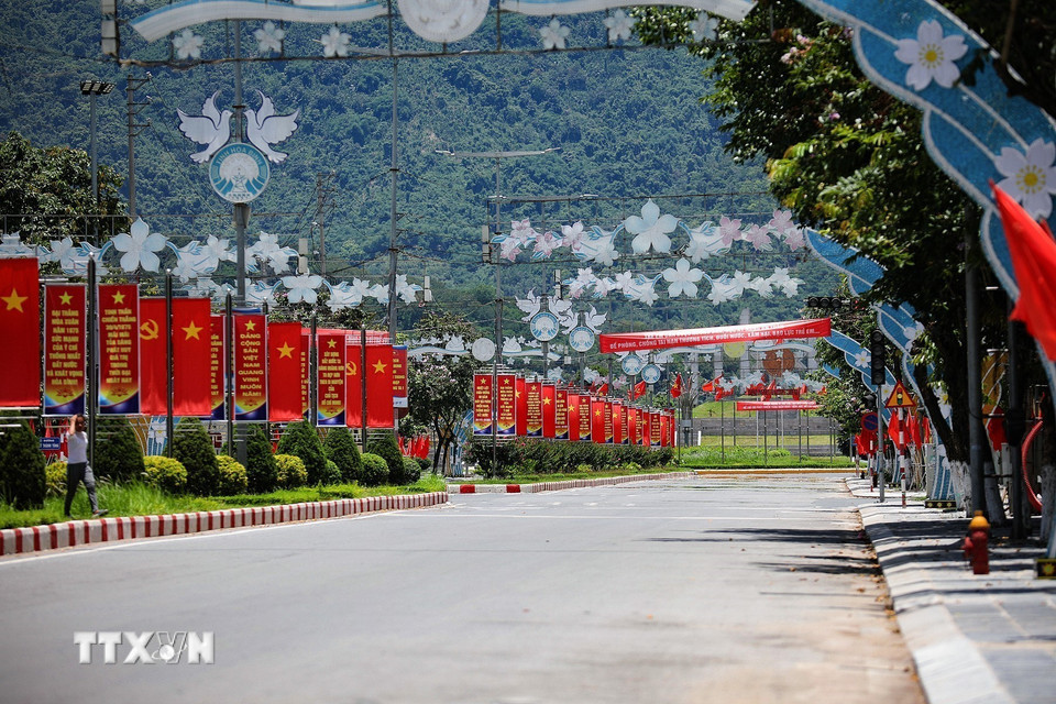 Đường Chi Lăng hướng ra phía Quảng trường Hòa Bình vắng người và phương tiện khi nhiệt độ vào đầu giwof chiều ngày 6/2 là 40 độ C. (Ảnh: Trọng Đạt/TTXVN)