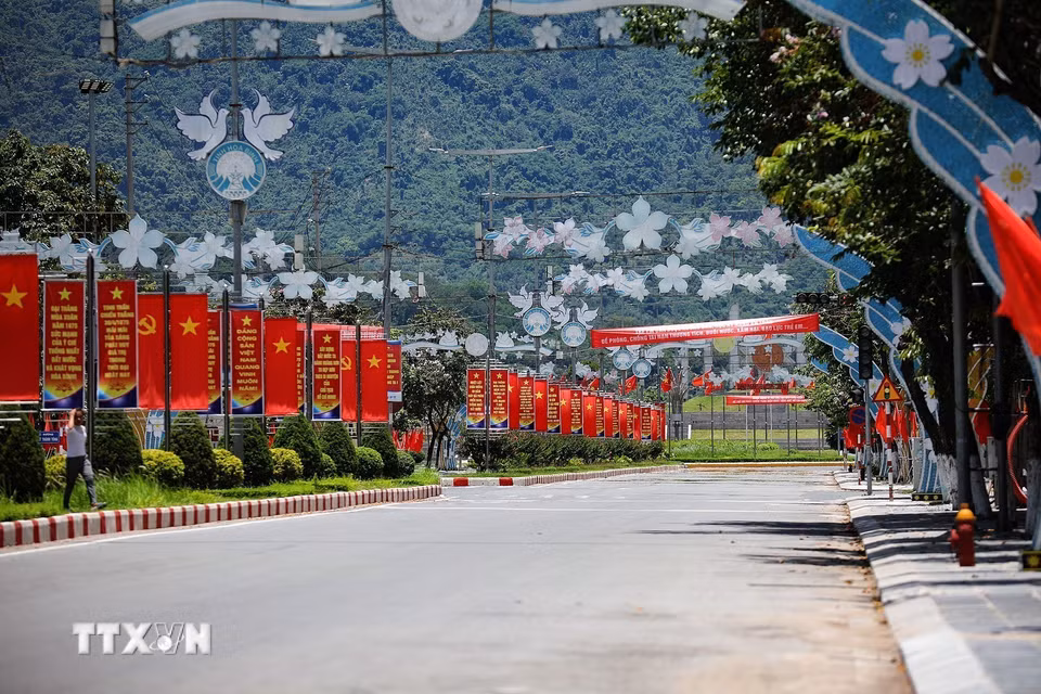 Đường Chi Lăng hướng ra phía Quảng trường Hòa Bình vắng người và phương tiện khi nhiệt độ vào đầu giwof chiều ngày 6/2 là 40 độ C. (Ảnh: Trọng Đạt/TTXVN)