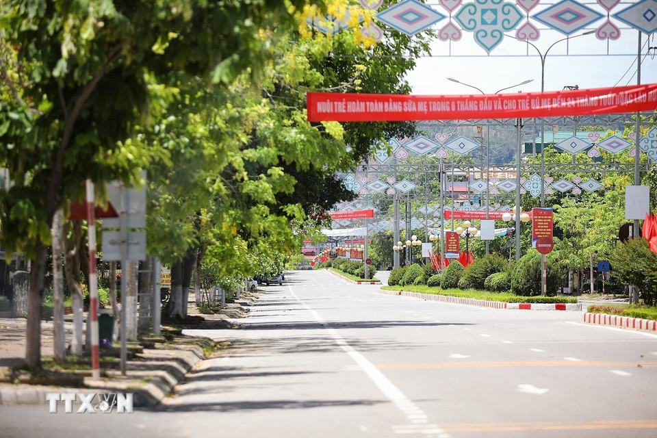 Đại lộ Thịnh Lang, thành phố Hòa Bình vắng người và phương tiện lưu thông trong đầu chiều 2/6. (Ảnh: Trọng Đạt/TTXVN)
