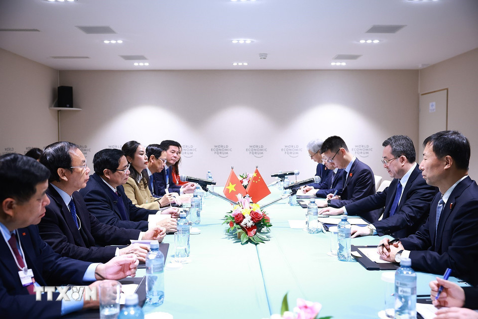 Thủ tướng Phạm Minh Chính gặp Phó Thủ tướng Trung Quốc Đinh Tiết Tường. (Ảnh: Dương Giang/TTXVN)