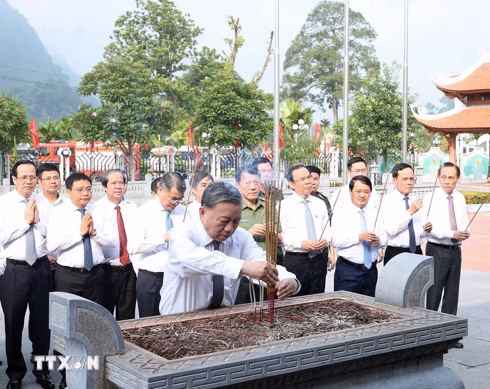 Tổng Bí thư Tô Lâm và các đại biểu dâng hương tại Khu tưởng niệm Chủ tịch Hồ Chí Minh và các vị tiền bối cách mạng, xã Tân Trào, tỉnh Tuyên Quang. (Ảnh: Thống Nhất/TTXVN)