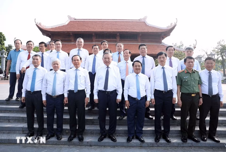 Tổng Bí thư Tô Lâm và các đồng chí lãnh đạo Đảng, Nhà nước tại Khu tưởng niệm Chủ tịch Hồ Chí Minh và các vị tiền bối cách mạng, ở xã Tân Trào, tỉnh Tuyên Quang. (Ảnh: Thống Nhất/TTXVN)