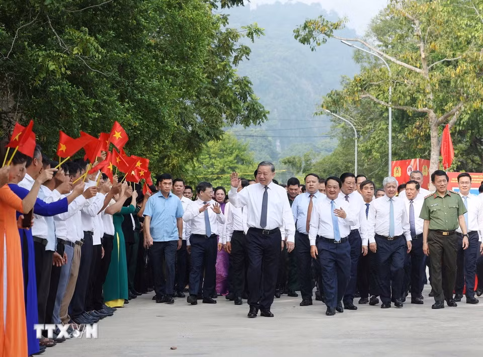 Tổng Bí thư Tô Lâm đến dự Ngày hội Toàn dân bảo vệ an ninh Tổ quốc và Lễ khánh thành Tượng đài “Bác Hồ ở Tân Trào” tại xã Tân Trào, tỉnh Tuyên Quang. (Ảnh: Thống Nhất/TTXVN)