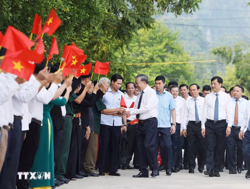 Tổng Bí thư Tô Lâm với nhân dân xã Tân Trào, tỉnh Tuyên Quang. (Ảnh: Thống Nhất/TTXVN)