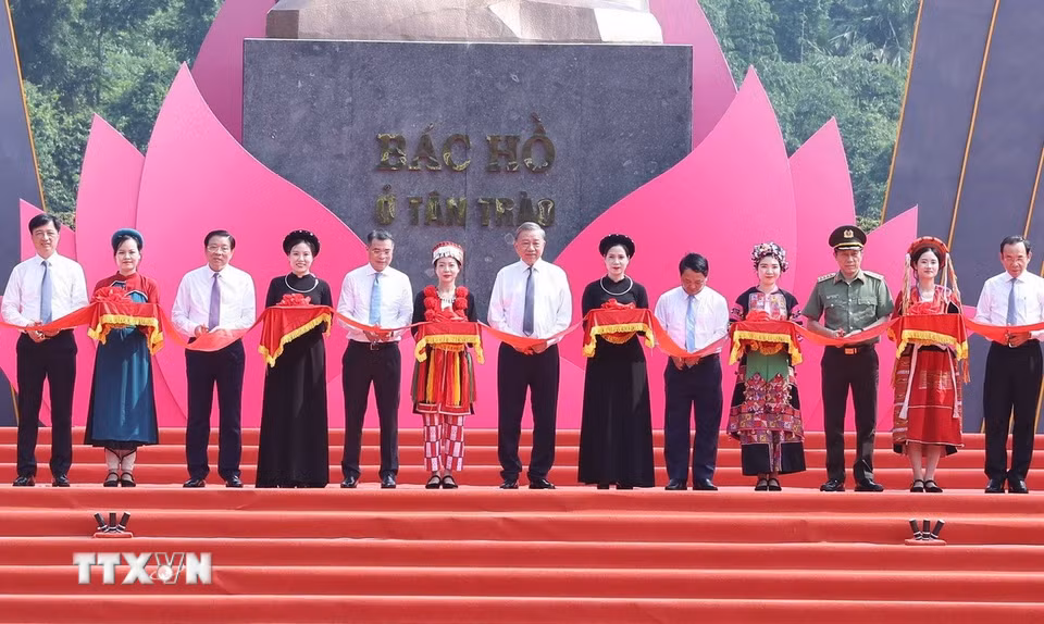 Tổng Bí thư Tô Lâm và các đại biểu thực hiện nghi thức khánh thành Tượng đài “Bác Hồ ở Tân Trào” tại xã Tân Trào, tỉnh Tuyên Quang. (Ảnh: Thống Nhất/TTXVN)