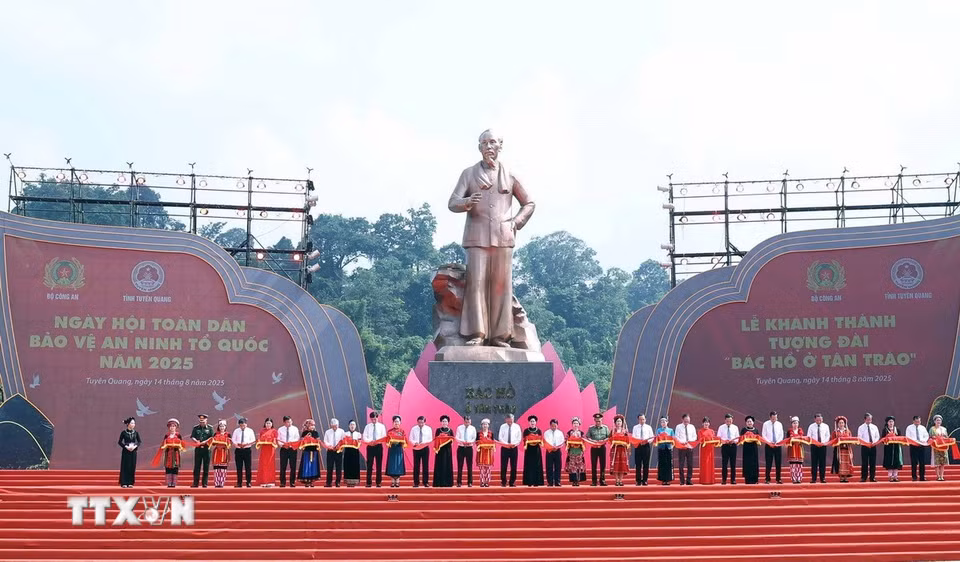 Tổng Bí thư Tô Lâm và các đại biểu thực hiện nghi thức khánh thành Tượng đài “Bác Hồ ở Tân Trào” tại xã Tân Trào, tỉnh Tuyên Quang. (Ảnh: Thống Nhất/TTXVN)