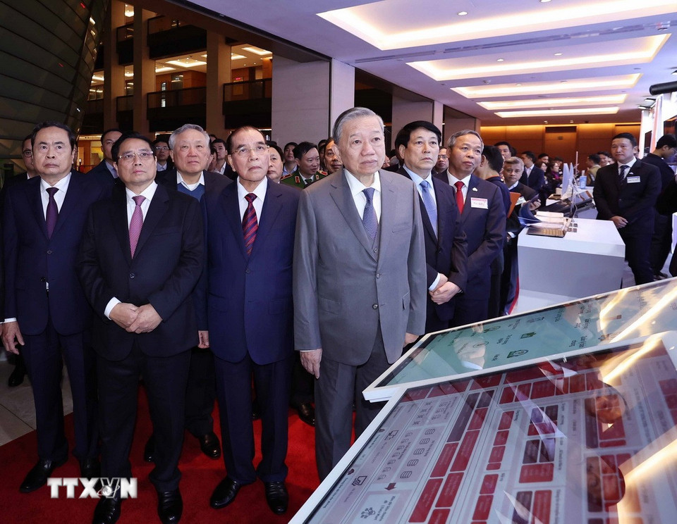 Tổng Bí thư Tô Lâm cùng các đồng chí lãnh đạo, nguyên lãnh đạo Đảng, Nhà nước thăm khu trưng bày tại hội nghị. (Ảnh: Thống Nhất/TTXVN)