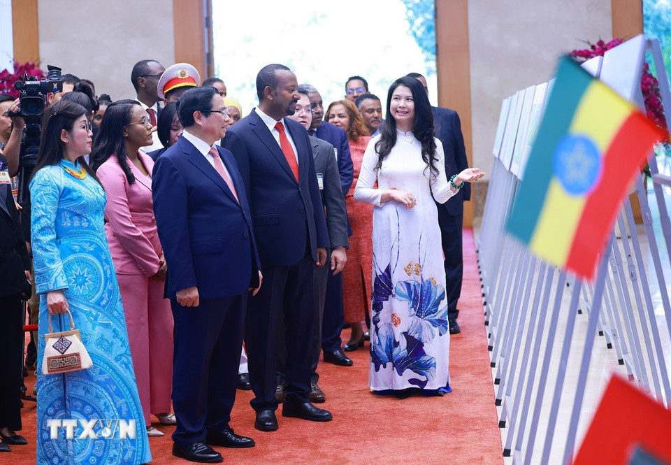 Thủ tướng Phạm Minh Chính và Thủ tướng Ethiopia Abiy Ahmed Ali tham quan trưng bày ảnh về quan hệ hợp tác giữa hai nước do Thông tấn xã Việt Nam thực hiện. (Ảnh: Dương Giang/TTXVN)