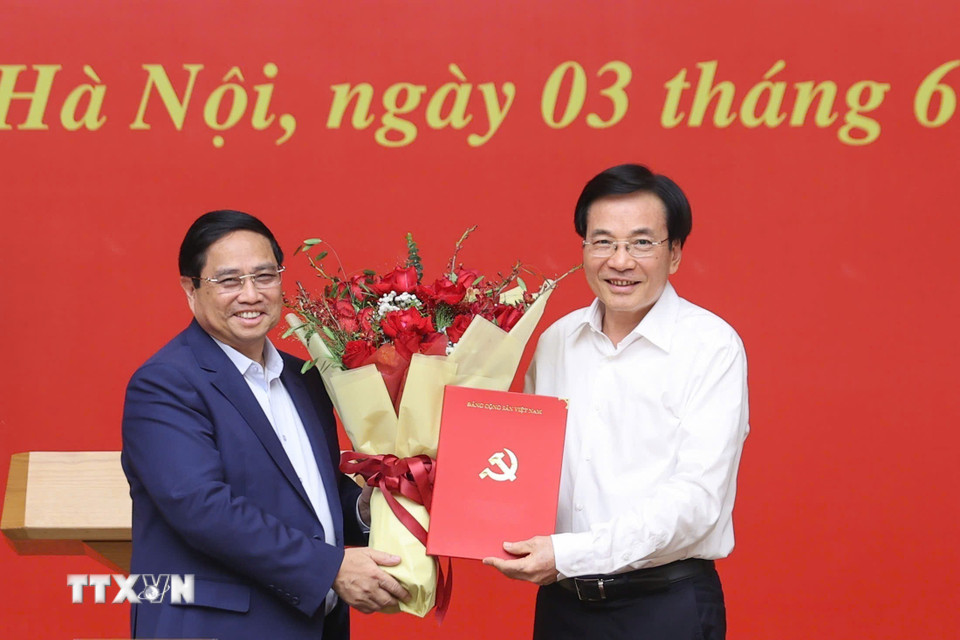 Bí thư Đảng ủy Chính phủ, Thủ tướng Phạm Minh Chính trao quyết định Phó Bí thư Đảng ủy Chính phủ (nhiệm kỳ 2020-2025) cho ông Trần Văn Sơn, Bộ trưởng, Chủ nhiệm Văn phòng Chính phủ. (Ảnh: Dương Giang/TTXVN)