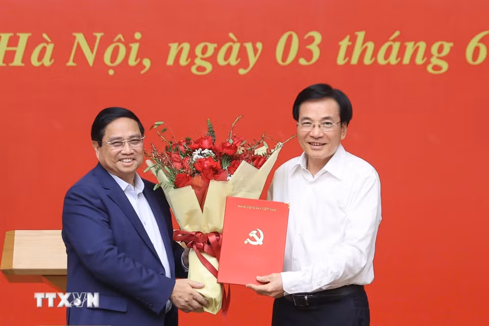 Bí thư Đảng ủy Chính phủ, Thủ tướng Phạm Minh Chính trao quyết định Phó Bí thư Đảng ủy Chính phủ (nhiệm kỳ 2020-2025) cho ông Trần Văn Sơn, Bộ trưởng, Chủ nhiệm Văn phòng Chính phủ. (Ảnh: Dương Giang/TTXVN)