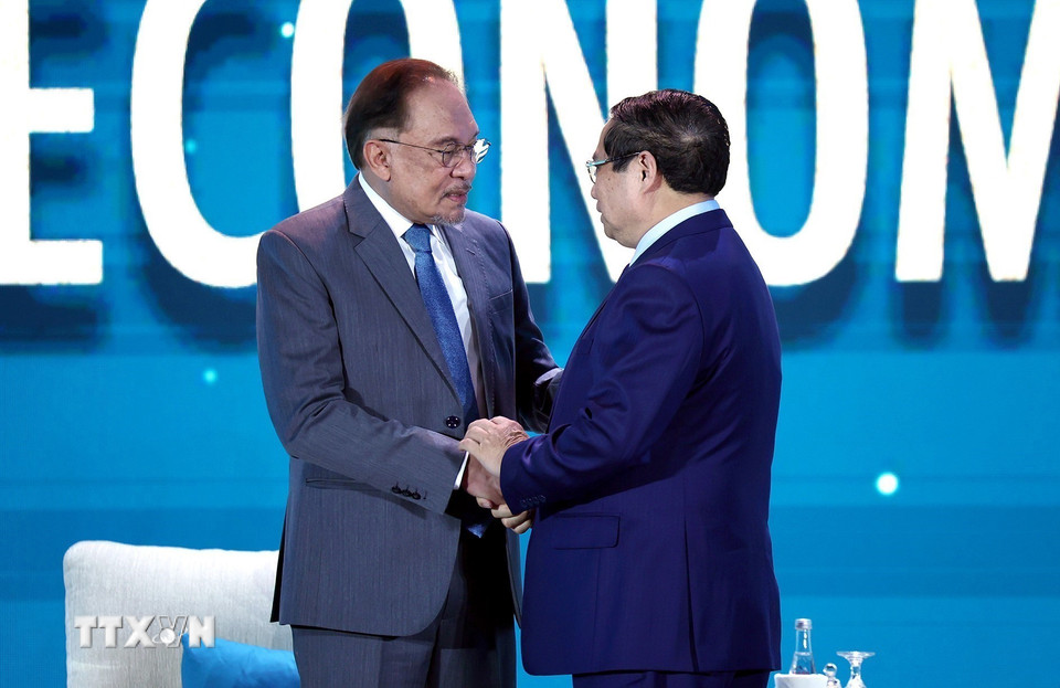 Thủ tướng Malaysia Anwar Ibrahim đón Thủ tướng Phạm Minh Chính đến tham dự. (Ảnh: Dương Giang/TTXVN)