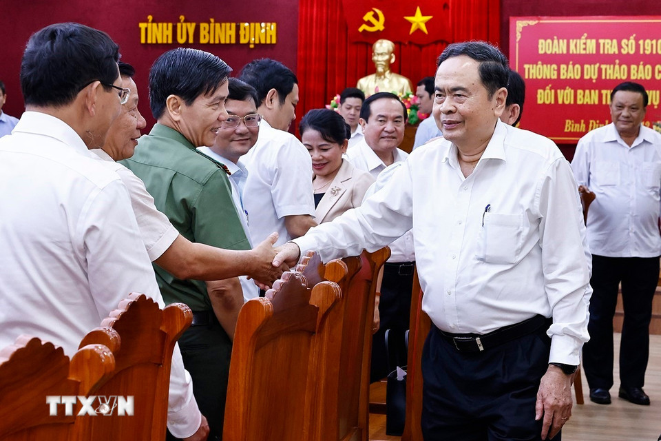 Chủ tịch Quốc hội Trần Thanh Mẫn với đại biểu. (Ảnh: Doãn Tấn/TTXVN)