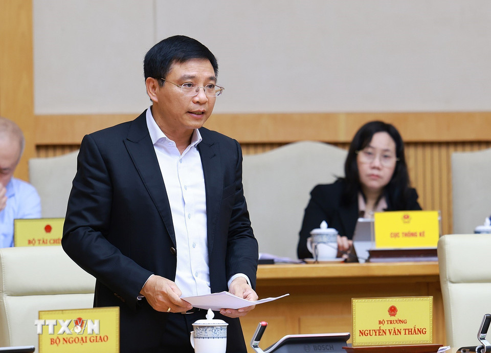 Bộ trưởng Bộ Tài chính Nguyễn Văn Thắng báo cáo tình hình kinh tế-xã hội. (Ảnh: Dương Giang/TTXVN)