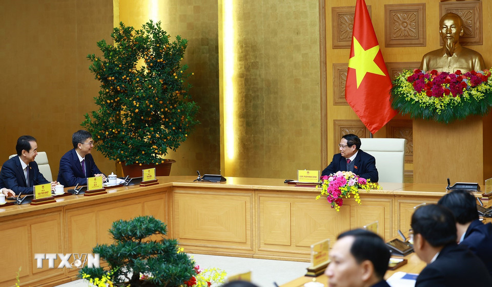 Thủ tướng Phạm Minh Chính tiếp đồng chí Trần Cương, Bí thư Khu ủy Quảng Tây (Trung Quốc). (Ảnh: Dương Giang/TTXVN)