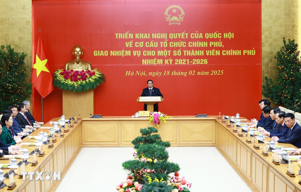 Thủ tướng Phạm Minh Chính chủ trì hội nghị triển khai Nghị quyết của Quốc hội về cơ cấu tổ chức Chính phủ. (Ảnh: Dương Giang/TTXVN)