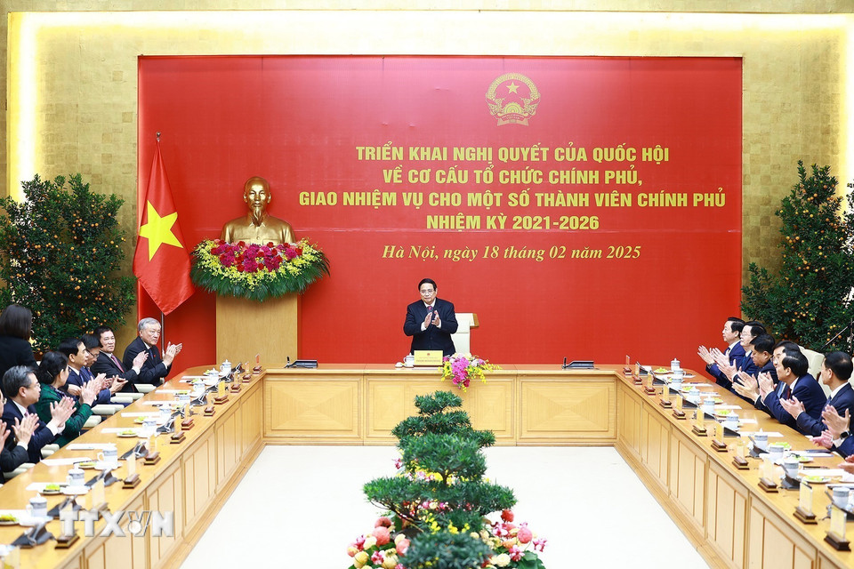 Thủ tướng Phạm Minh Chính chủ trì hội nghị triển khai Nghị quyết của Quốc hội về cơ cấu tổ chức Chính phủ. (Ảnh: Dương Giang/TTXVN)