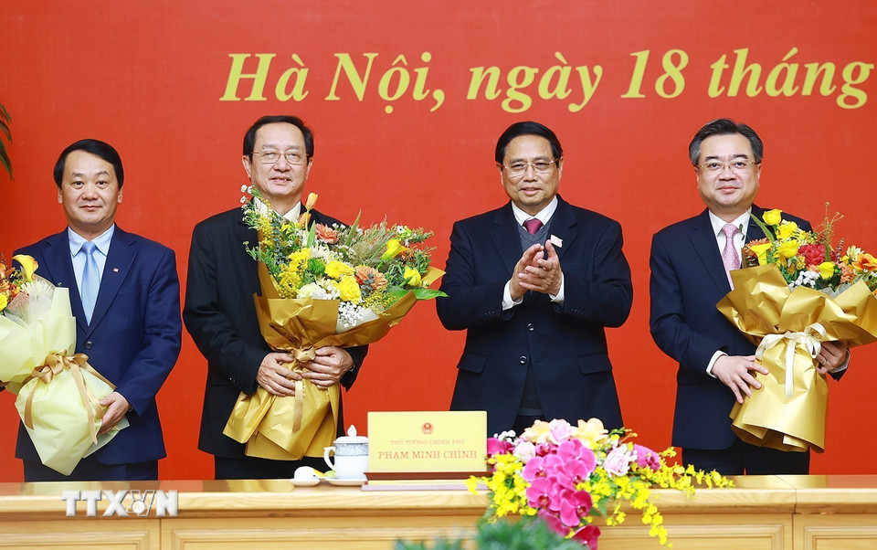 Thủ tướng Phạm Minh Chính tặng hoa chúc mừng các đồng chí thành viên Chính phủ được nhận nhiệm vụ mới. (Ảnh: Dương Giang/TTXVN)