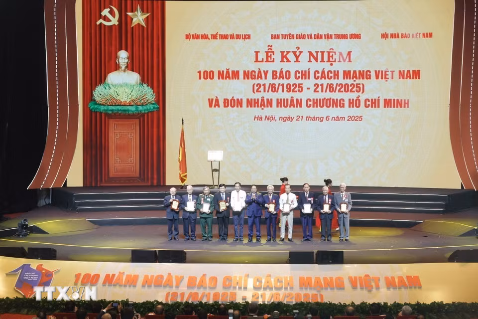 Thủ tướng Phạm Minh Chính tặng biểu trưng cho các nhà báo lão thành. (Ảnh: Minh Quyết/TTXVN)