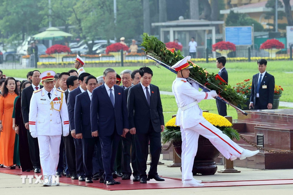 Lãnh đạo Đảng, Nhà nước cùng Đại biểu Quốc hội dự Kỳ họp thứ 9 đặt vòng hoa và vào Lăng viếng Chủ tịch Hồ Chí Minh. (Ảnh: An Đăng/TTXVN)