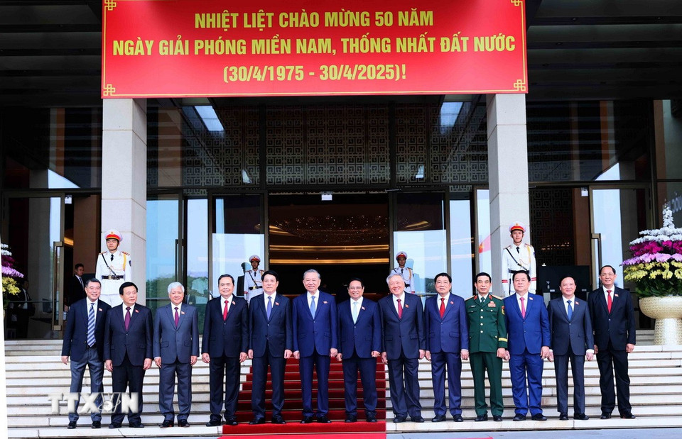 Kết thúc lễ viếng, các đồng chí lãnh đạo Đảng, Nhà nước trở về Nhà Quốc hội tiến hành họp phiên trù bị. (Ảnh: An Đăng/TTXVN)