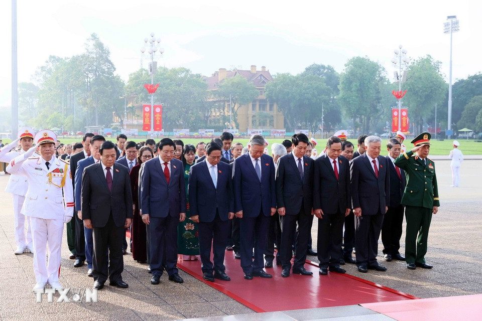 Các đồng chí lãnh đạo Đảng, Nhà nước và đại biểu Quốc hội dự Kỳ họp thứ 9 vào Lăng viếng Chủ tịch Hồ Chí Minh. (Ảnh: An Đăng/TTXVN)