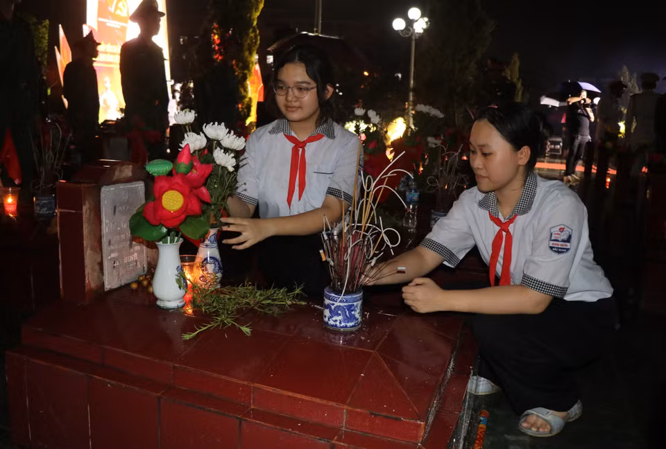 Tuổi trẻ Bắc Ninh thắp nến tri ân các Anh hùng liệt sỹ. (Ảnh: Thanh Thương/TTXVN)