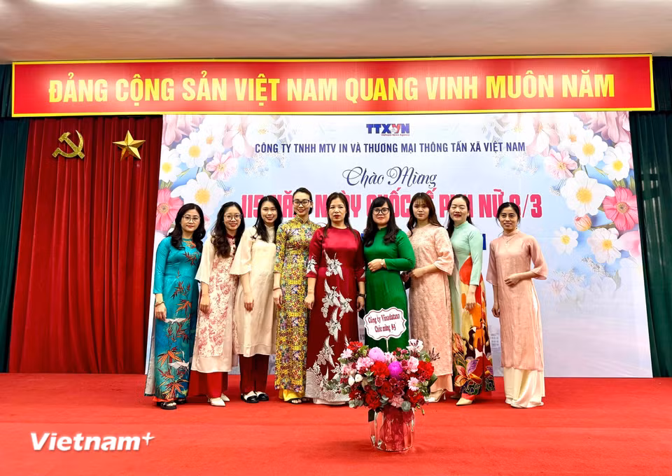 Công đoàn công ty In Thương mại hưởng ứng Tuần lễ áo dài.