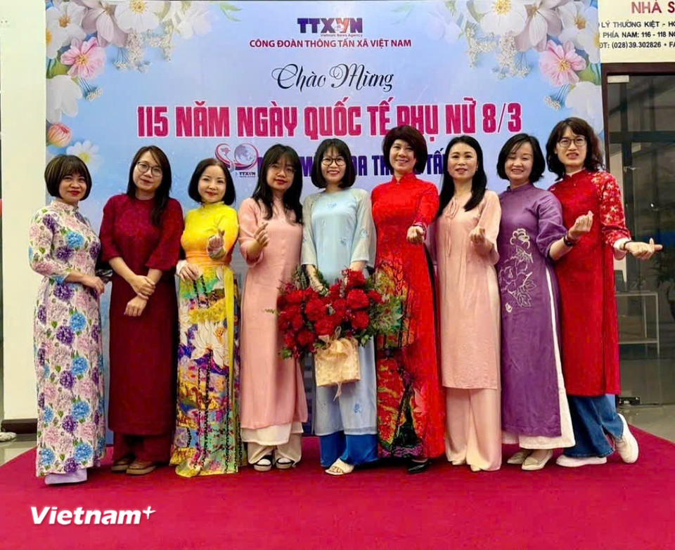 Chị em Nhà xuất bản Thông tấn hưởng ứng tuần lễ áo dài.