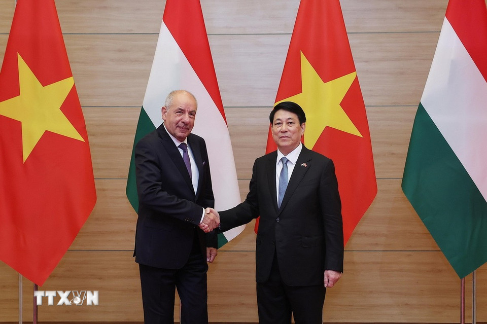 Chủ tịch nước Lương Cường đón Tổng thống Hungary Sulyok Tamas tới dự tiệc chiêu đãi. (Ảnh: Lâm Khánh/TTXVN)