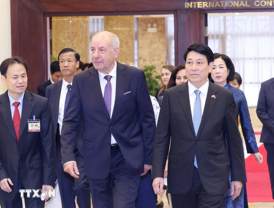 Chủ tịch nước Lương Cường và Phu nhân cùng Tổng thống Hungary Sulyok Tamas và Phu nhân đến dự tiệc chiêu đãi. (Ảnh: Lâm Khánh/TTXVN)