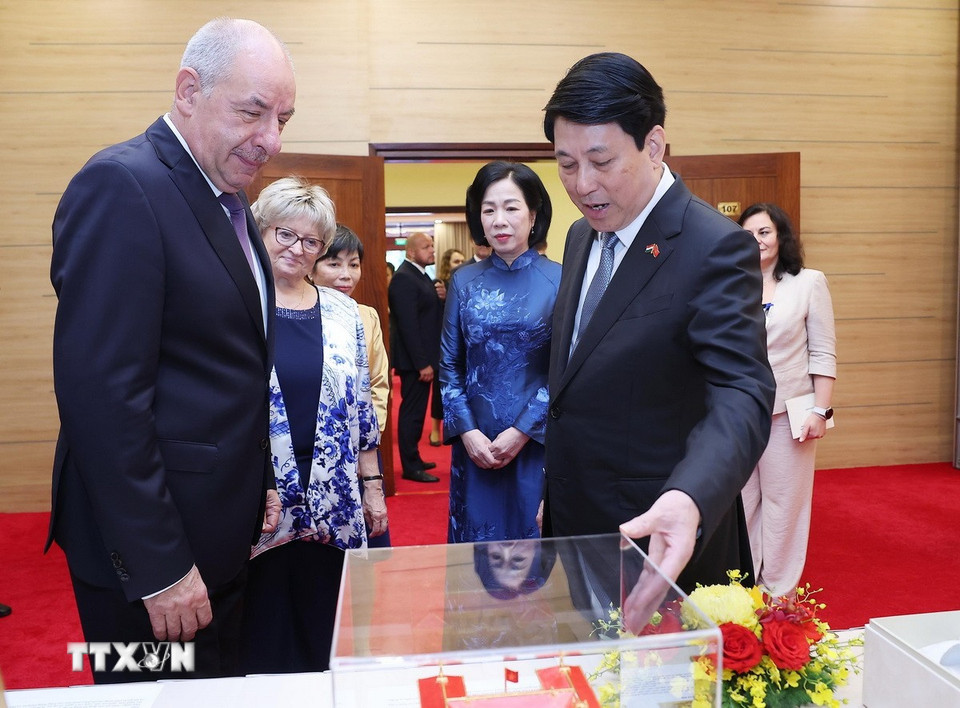 Chủ tịch nước Lương Cường và Phu nhân trao tặng phẩm tới Tổng thống Hungary Sulyok Tamas và Phu nhân tại tiệc chiêu đãi. (Ảnh: Lâm Khánh/TTXVN)