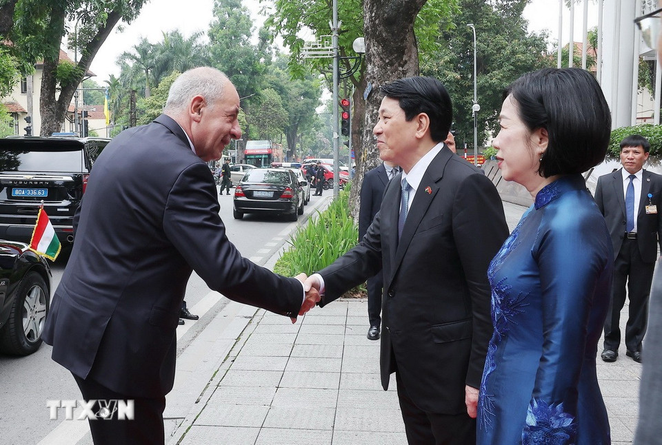 Chủ tịch nước Lương Cường và Phu nhân đón Tổng thống Hungary Sulyok Tamas dự tiệc chiêu đãi. (Ảnh: Lâm Khánh/TTXVN)