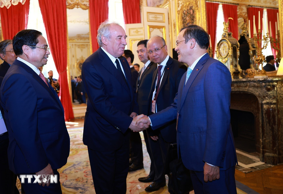 Thủ tướng Phạm Minh Chính giới thiệu với Thủ tướng Pháp François Bayrou thành viên đoàn Việt Nam. (Ảnh: Dương Giang/TTXVN)