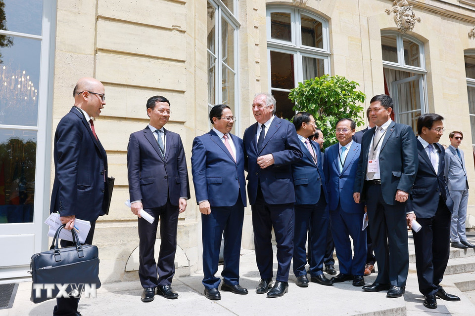 Thủ tướng Pháp François Bayrou giới thiệu với Thủ tướng Phạm Minh Chính không gian, kiến trúc điện Matignon. (Ảnh: Dương Giang/TTXVN)