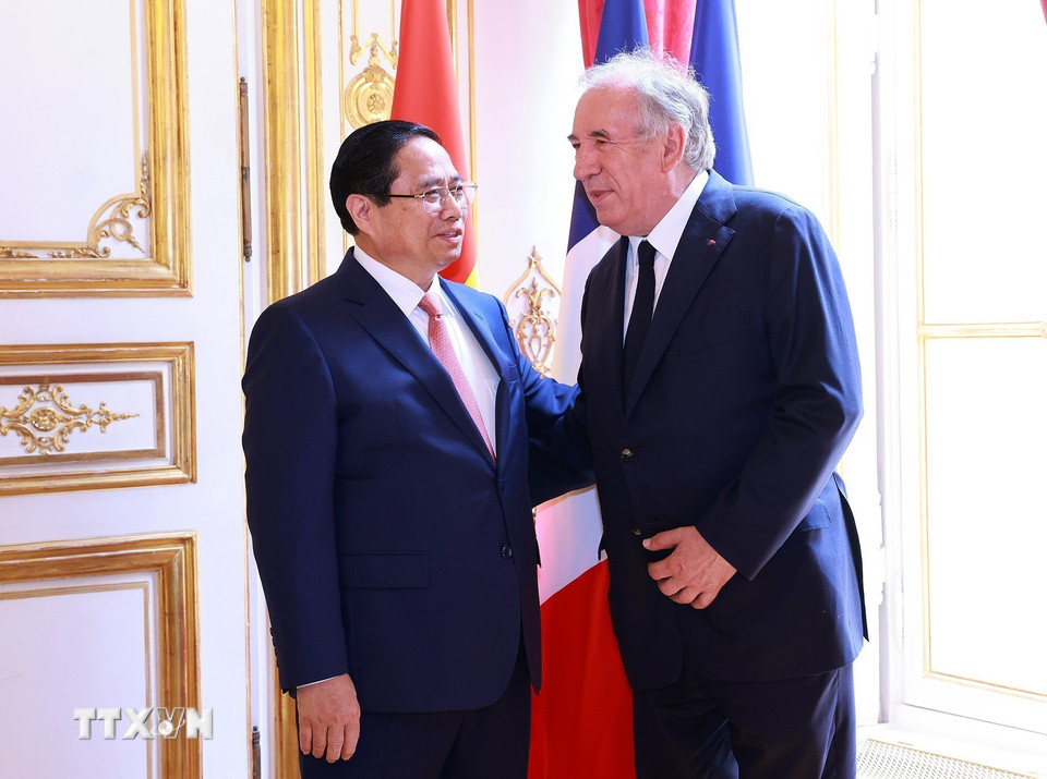 Thủ tướng Phạm Minh Chính và Thủ tướng Pháp François Bayrou. (Ảnh: Dương Giang/TTXVN)