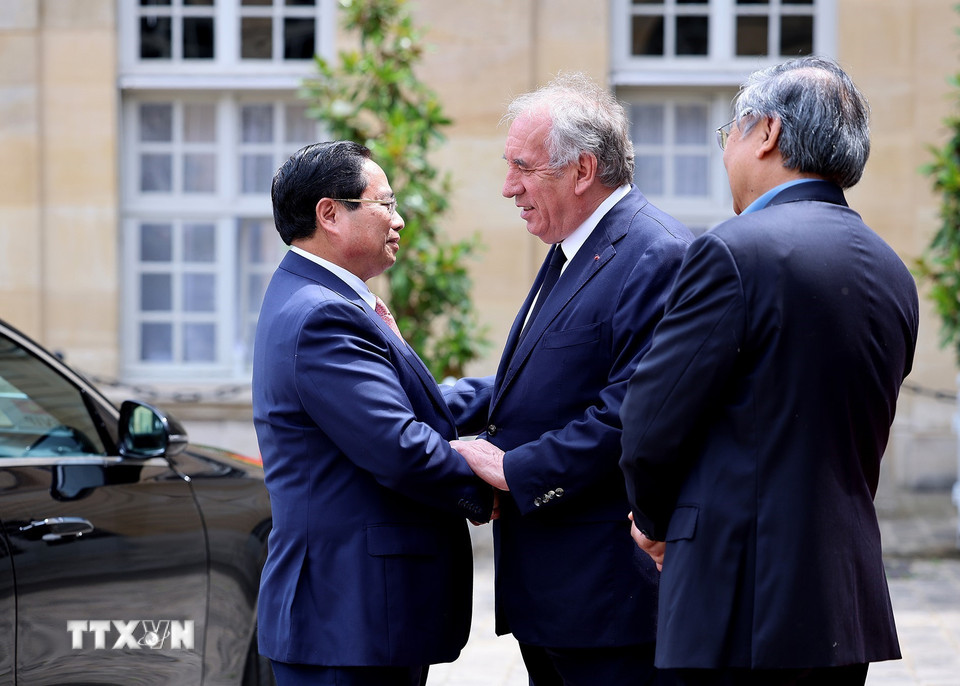 Thủ tướng Pháp François Bayrou đón Thủ tướng Phạm Minh Chính. (Ảnh: Dương Giang/TTXVN)