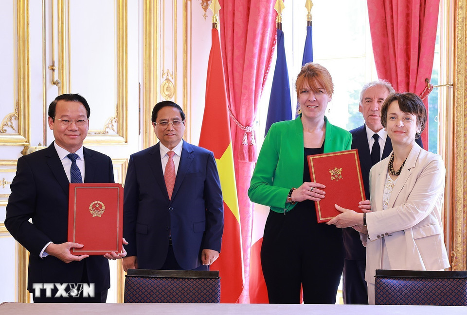 Thủ tướng Phạm Minh Chính và Thủ tướng Pháp François Bayrou chứng kiến lễ ký Thoả thuận hợp tác ba bên giữa Cục Địa chất và Khoáng sản Việt Nam, Cục Nghiên cứu địa chất và khoáng sản Pháp (BRGM) và Cơ quan Phát triển Pháp (AFD) về quản lý bền vững tài nguyên khoáng sản và tăng cường kiến thức địa chất cho chuyển dịch năng lượng. (Ảnh: Dương Giang/TTXVN)