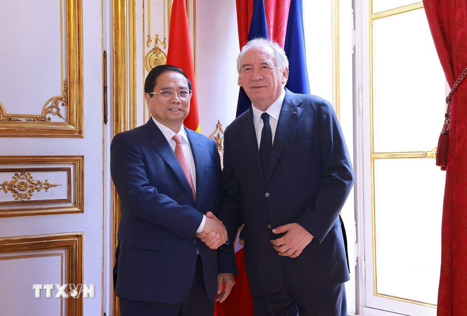 Thủ tướng Phạm Minh Chính và Thủ tướng Pháp François Bayrou. (Ảnh: Dương Giang/TTXVN)